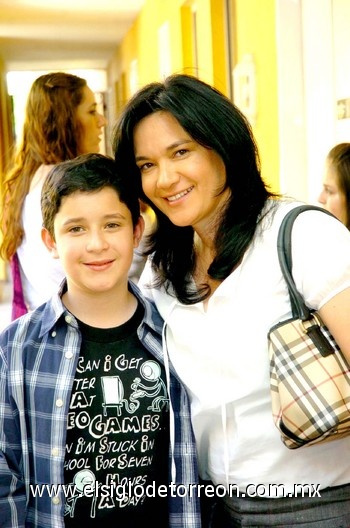 10052010 Sofía Pérez y su hijo Luis Arratia Pérez.