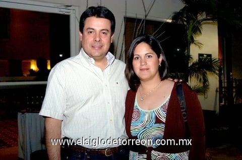 11052010 Disfrutan. Alejandro Arzate y su esposa Alma. EL SIGLO DE TORREÓN / ÉRICK SOTOMAYOR
