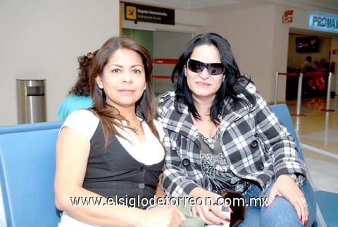 10052010 Ciudad de México. Ely Navarro y Carmen Nápoles realizaron un viaje de placer.