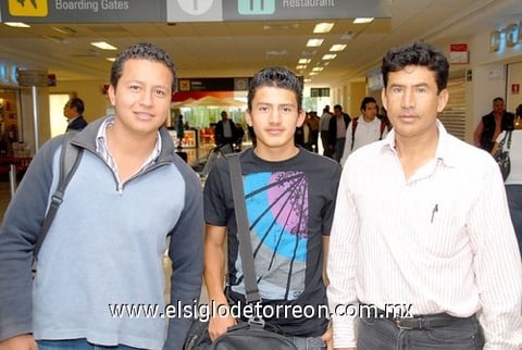 10052010 Puebla. Alejandro, Álvaro Meza Jr. y Álvaro Meza llegaron a La Laguna.