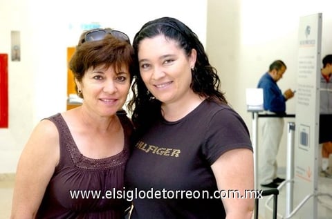 11052010 Viajeras. Rosalinda Jiménez y Rosalinda Ayup de Jiménez.