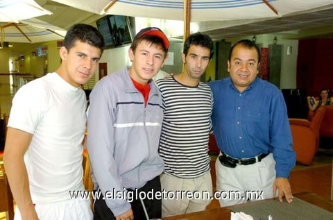 11052010 Madrid. El novillero Sergio Cerezos regresó a casa y lo despidieron Enrique, Gerardo Solís y Javier López.
