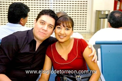 11052010 Chicago. A Javier Acosta lo despidió su novia Alejandra Aguilera.