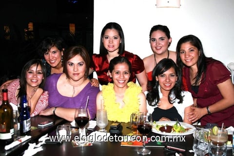 08052010 Dalia, Brenda, Karina, Lily, Ana, Marce, Adriana y Maju, fueron captadas al reunirse en su restaurante favorito.