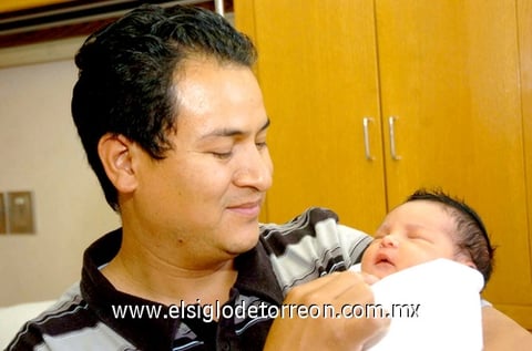 08052010 Jonathan Gerardo Garay Cabral con su papá Fernando Garay.