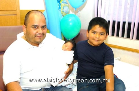 08052010 Héctor con Héctor Jr. y el nuevo integrante de la familia, Matteo.