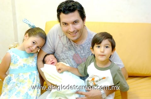 08052010 El pequeño David en compañía de sus hermanitos Romina y Andrés, y su feliz papá Miguel.