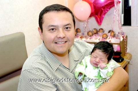 08052010 La pequeña Andrea Betancourt Mijares acompañada de su orgulloso papá, Sr. Eugenio Betancourt.