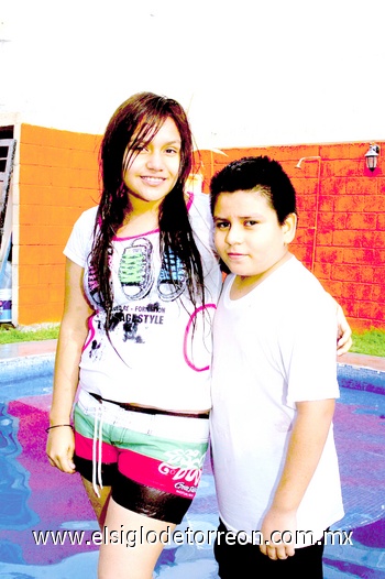 12052010 Elizabeth Zapata en su cumpleaños número quince, la acompaña su hermano Emiliano.