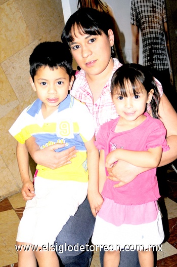 08052010 Diego, Valeria y Victoria.