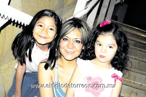 08052010 Itzel, Consuelo y Alexa Nava.