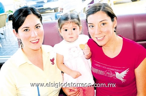 08052010 Silvia Tolentino, la pequeña Ana Sofía Martínez y Claudia Robles.
