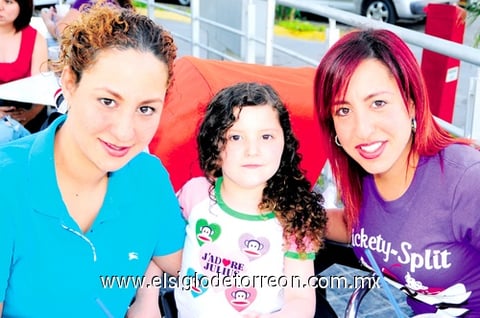 08052010 Tania Manzur, la pequeña Sonia Rodríguez y Allyson Flaherty.