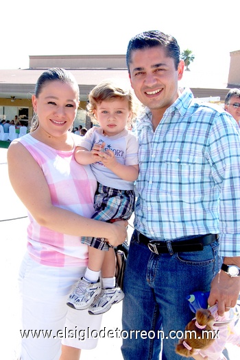 08052010 Ana Cristina, el pequeño Miguel y Miguel.