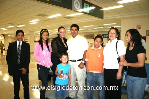 08052010 Canadá. Alejandro Nava se despidió de su esposa,   hijos y demás familiares.