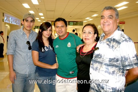 08052010 El Salvador. Armando Umaña fue despedido por Enrique Facio, María Luisa Umaña, Alfredo Facio y Karen Favela.