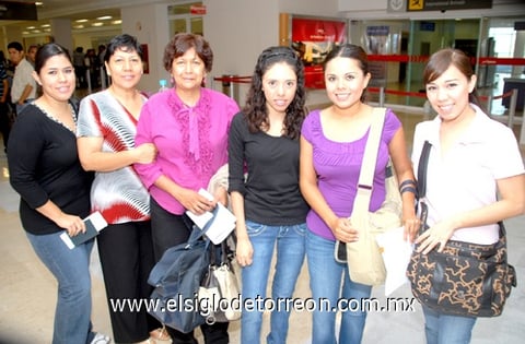 12052010 Europa. Celeste, Marisol y Paloma fueron despedidas por sus padres y hermanos Luz Elena, señora Rosario Santana y señora Linda Sifuentes.