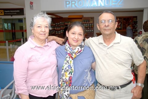 12052010 Los Ángeles. Lydia Annett de Fairxlough se despidió de sus padres Lydia y Nicolás.