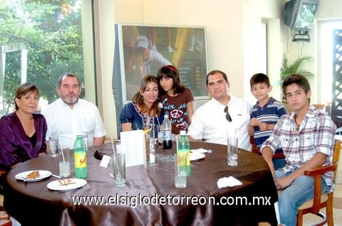 13052010 Paty, Manolo, Liz, Paola, Alfredo, Jesús Alfredo y José.