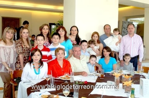 13052010 Hortensia Rodríguez Vda. de González con sus hijos Gerardo, Luis, Triny, Mónica, Jaime, Karla, Hortensia, Amparo, Cecilia y Dulce; sus nietos; e Ileana Portilla .