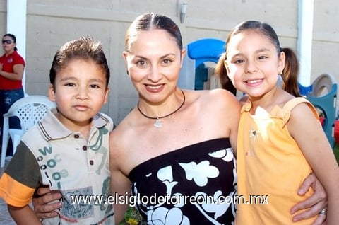 13052010 Rosa Martha de Vázquez con sus hijos Sebastián y Paulina Vázquez.