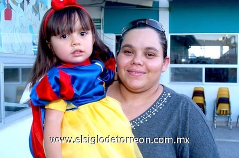 13052010 Denisse Itzel con su mamá Caty Basave.