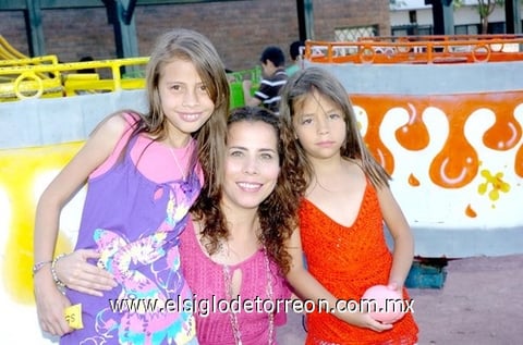 13052010 Adams Castañeda recibió alegre piñata organizada por su mamá Rosy, su hermana Rebeca y sus abuelos Juan y Rebeca Castañeda.
