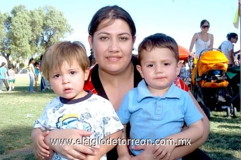 13052010 Laura de Herrera con los niños Rodrigo y Jimena Delgado Herrera.