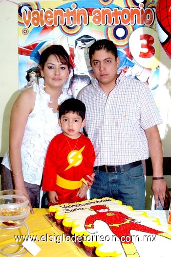 13052010 Ana López Martínez con los pequeños Emmanuel Ríos López y Rodrigo Delgado Herrera.