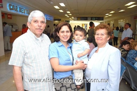 13052010 Indianápolis. Elvia Ochoa e Iker Salazar se despidieron de Elvia y Jorge Ochoa.