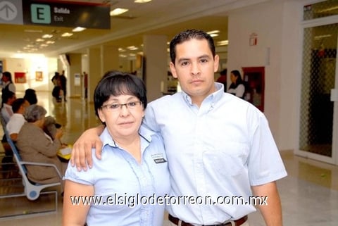 13052010 Ciudad Juárez. Rosario Rosales despidió a Mario Contreras, quien viajó por cuestión de negocios.