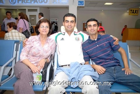 13052010 Barcelona. A César y Noé los despidió su mamá Luz María.