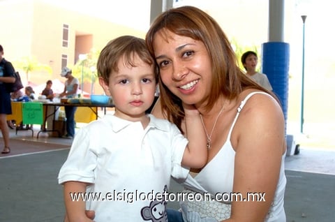 14052010 El pequeño Alonso y su mamá Diana de Gavela.