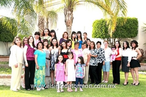 15052010 La festejada acompañada por amigas y familiares asistentes a su despedida de soltera.