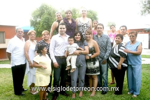 16052010 David junto a sus papás, David Montes Alarcón y Vanessa Elizabeth Corvera Murillo y sus padrinos Julio Luna Estrella y Rocío Monserrat Calderón Cervantes.