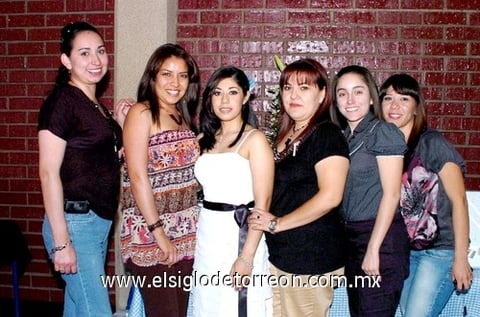 15052010 Yésica López Licerio el día de su fiesta prenupcial junto a sus amigas: Lily, Perla, July, Myrna y Mariana.