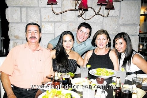16052010 José Rodríguez y su esposa Silvia, con sus hijos José Alberto y Silvia, los acompaña Fabiola Bañuelos.