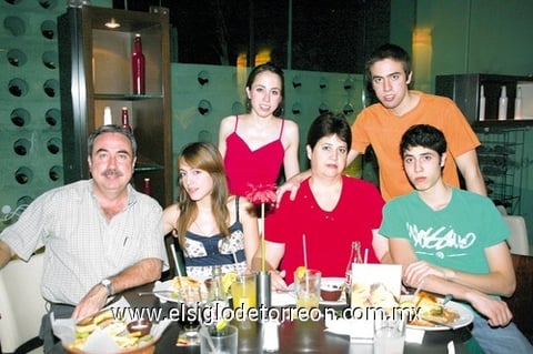 16052010 La familia De Nigris acompañados por Leticia Ibarra.