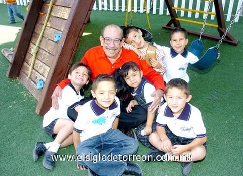 15052010 Es estricto con sus alumnos, mas no regañón, con ellos se lleva ¡súper!