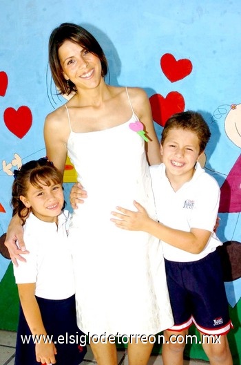 17052010 Isabella, Victoria y Fernando Alfani.