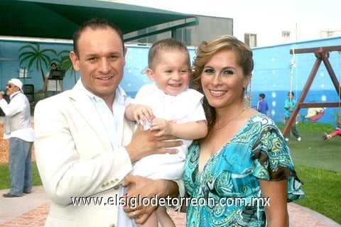 16052010 Juan Francisco junto a sus papás: Ing. Juan Francisco Ávila Martínez y Lic. Estela Reyes García.