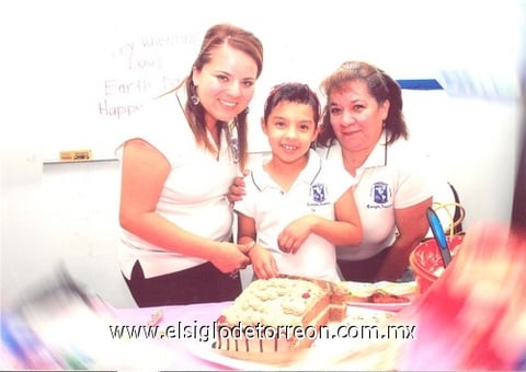 16052010 Brianda Karina Cuevas Cásares celebró sus ocho años, acompañada por sus maestras Elbia y Zendell.