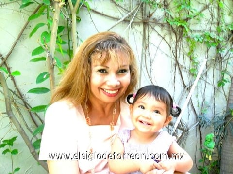16052010 Ana María Valdés de Ochoa con su nieta Ana Isabel Berna Ochoa, con motivo del Día de la Madre.