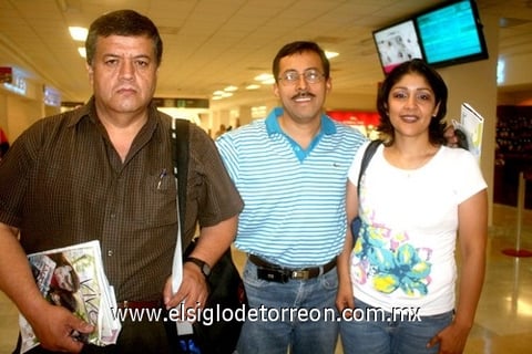 15052010 Huatulco. Everardo Santana, Alfredo Caballero y Magdalena Escobedo.