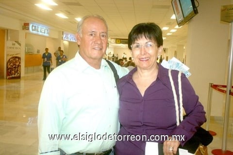 15052010 Buen viaje. Jesús Rentería y Elsa María Ramírez de Renteríam partieron al Distrito Federal.