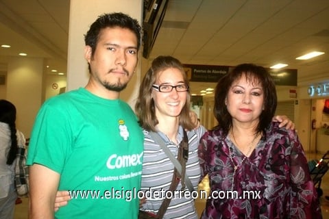 15052010 París. Luis Evelio Rodríguez y Cristina Ertl se despidieron de Blanca Eugenia Moreno.