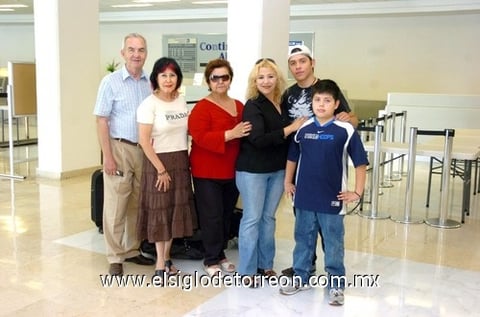 17052010 Buen viaje. Para promover Torreón realizaron un viaje Luis Alberto Calderón, Mónica Espino y Luis Manuel Morales, quienes fueron despedidos por familiares, quienes les desearonlo mejor en este viaje de trabjo.