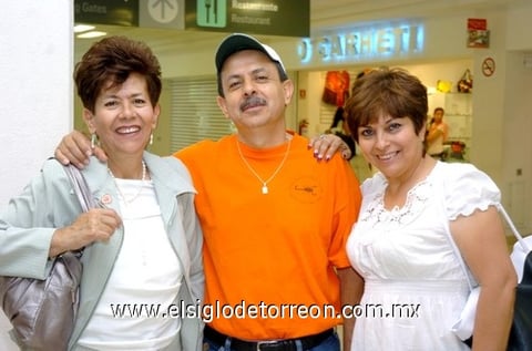 17052010 Ciudad de México. Ofelia Tapia García fue despedida por sus hermanos José Ignacio y Patricia.