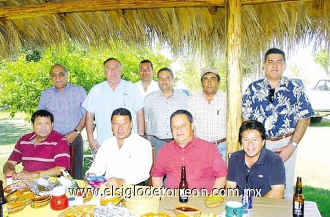 18052010 Joaquín García Reyes celebró su cumpleaños junto a sus amigos: Luis del Moral, Jorge Kort, Tomás Fabián, Ariel Berrueto, Rodrigo Gil, Fernando Angli, Antonio Morales, Roberto Martínez y Omar Ojeda.