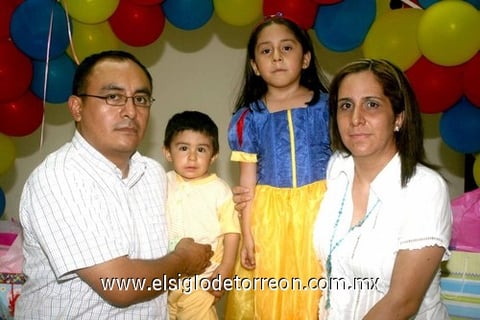 18052010 Alexa Gabriela Molina Juárez en su cumpleaños con sus papás Alejandro Molina y Perla Gabriela Juárez, y feliz acompañada de su hermanito Iker Alejandro.
